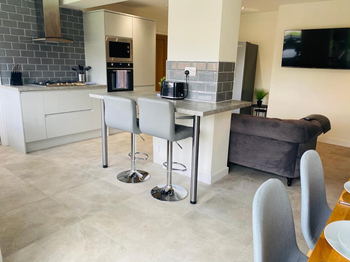 Modern Family Home With Off-Road Parking Cardiff Dış mekan fotoğraf